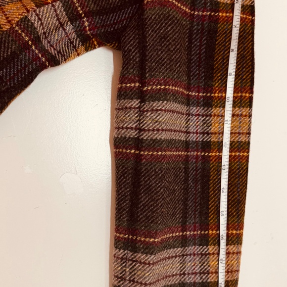 Vintage Wool Tartan Blazer with Velvet Collar – Classic British Style - Picture 5 of 10